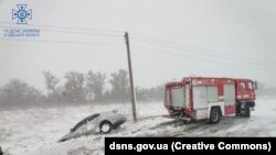 Ситоди наҷоти Украина дар берун кашидани мошине кӯмак мекунад