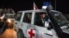 Egy a Hamasz által szabadon engedett izraeli orosz túszt szállít a Nemzetközi Vöröskereszt járműve az egyiptomi rafahi határpont felé, mielőtt 2023. november 26-án átmegy Izraelbe. Az izraeli hadsereg 2023. november 26-i közleménye szerint 13 túszt engedett szabadon a Hamász