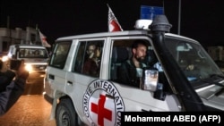 Egy a Hamasz által szabadon engedett izraeli orosz túszt szállít a Nemzetközi Vöröskereszt járműve az egyiptomi rafahi határpont felé, mielőtt 2023. november 26-án átmegy Izraelbe. Az izraeli hadsereg 2023. november 26-i közleménye szerint 13 túszt engedett szabadon a Hamász