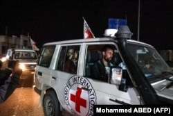 Automobil Crvenog krsta koji prevozi izraelsko-ruskog državljanina Rona Krivoja kojeg je Hamas držao kao taoca, 26. novembar 2023.