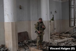 Командир розвідувального підрозділу 41-ї механізованої бригади «Янкі» на зруйнованому залізничному вокзалі в Костянтинівці