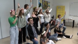 Teatrul din Slovacia care îi ajută pe copiii refugiați ucraineni să se simtă ca acasă