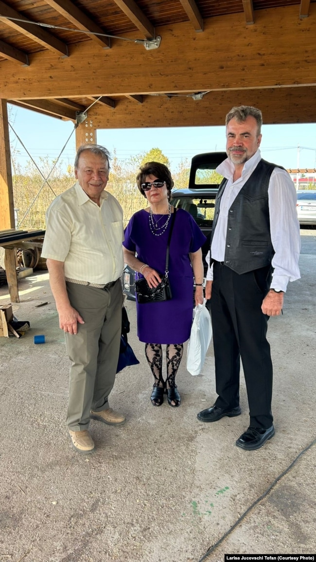 Radu Stefanescu (djathtas) me ish-pronarët e shtëpisë.