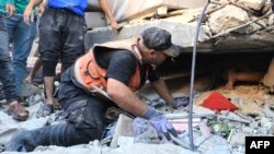 Izvlačenje ljudi iz ruševina nakon izraelskog granatiranaj Khan Younisa, jugoistok Pojasa Gaze, 4. novembar 2023.