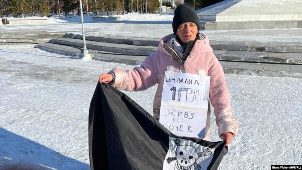 41-летняя Наталья Павлова возле стелы Независимости в Караганде. 23 января 2024 года