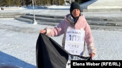 41-летняя Наталья Павлова возле стелы Независимости в Караганде. 23 января 2024 года