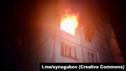 Пожежа в житловому будинку у Харкові внаслідок російського обстрілу, фото ілюстративне