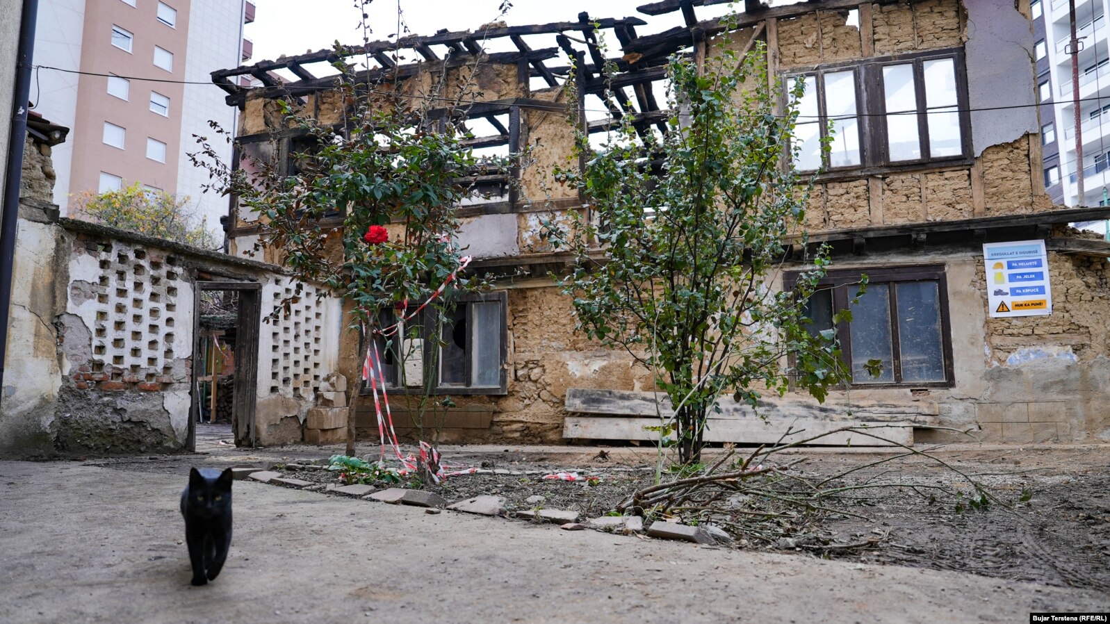 Shtëpia në Mitrovicë të Jugut është ndërtuar 300 vjet më parë dhe gjendet jo larg nga qendra e vjetër e qytetit.