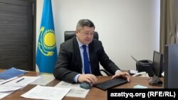 Руководитель управления государственного архитектурно-строительного контроля Павлодарской области Арман Бекбосынов в своём кабинете. 17 апреля 2023 года