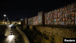 Un zid cu victimele atacului Hamas din 7 octombrie