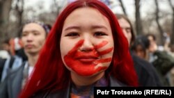 Әйел құқығын қорғауға арналған митингіге қатысушылардың бірі. Алматы, 8 наурыз, 2023 жыл.