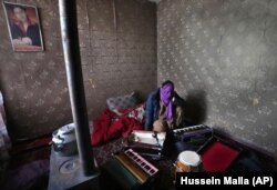 Кабулдук музыка өнөрпозу Забиулла Нури талиптер сындырган аспаптарынын жанында. 20.2.2022.