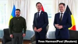 Президент Украины Владимир Зеленский (слева) встречается с премьер-министром Нидерландов Марком Рютте (в центре) и премьер-министром Бельгии Александром де Кроо. Гаага, Нидерланды, 4 мая 2023 года