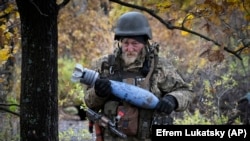 Український солдат старшого віку на позиції під Бахмутом. 27 жовтня 2023 року