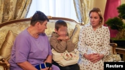 Уполномоченная по правам ребёнка в РФ Мария Львова Белова (справа) в Катаре, 24 апреля 2024