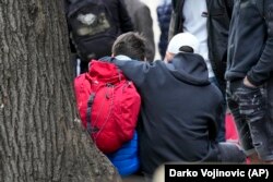 Mai mulți copii așteaptă în fața școlii Vladislav Ribnikar după împușcăturile din Belgrad, Serbia, miercuri, 3 mai 2023.