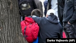 Učenici ispred škole posle pucnjave, 3. maj 2023.