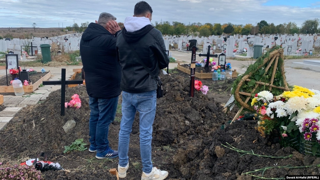 Husam Al-Deen Bibars, la mormântul fiului său de 27 de ani, Majd, în Bulgaria.