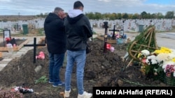Хусам Ал-Дийн Бибарс на гроба на сина си Мажд в България.