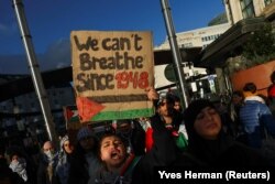 Jedan od učesnika protesta sa transparentom na kojem piše "Ne možemo disati od 1948." u Briselu 11. novembra