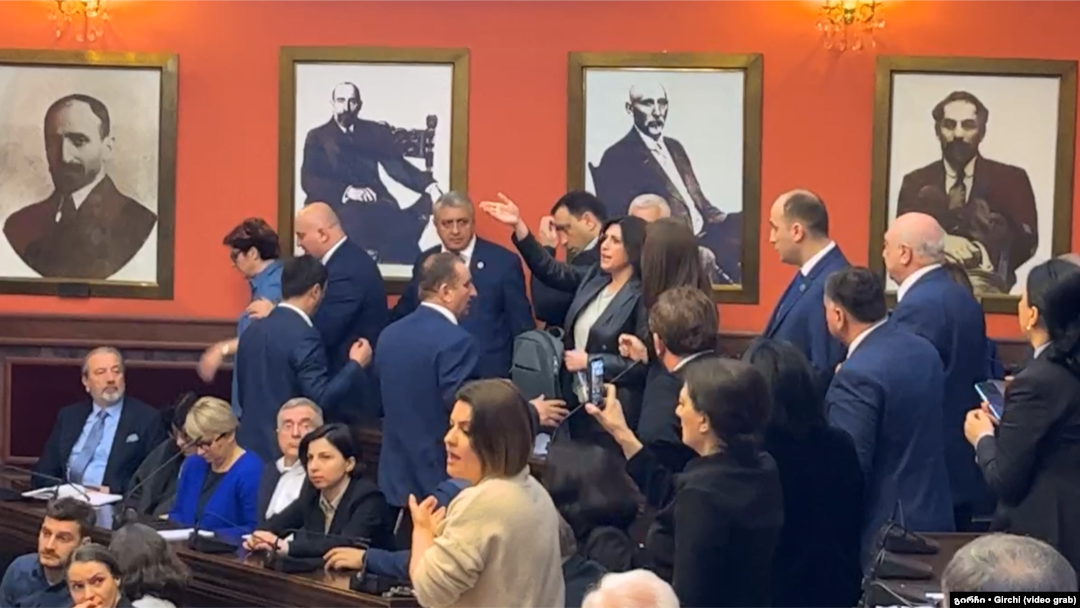 O ceartă scurtă dar violentă a izbucnit luni între parlamentarii georgieni, după ce președintele comisiei pentru afaceri juridice a Camerei îl lovește pe liderul partidului de opoziție Mișcarea Națională Unită, care se opune legii așa-zișilor agenți străini.
