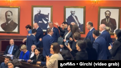 O ceartă scurtă dar violentă a izbucnit luni între parlamentarii georgieni, după ce președintele comisiei pentru afaceri juridice a Camerei îl lovește pe liderul partidului de opoziție Mișcarea Națională Unită, care se opune legii așa-zișilor agenți străini.