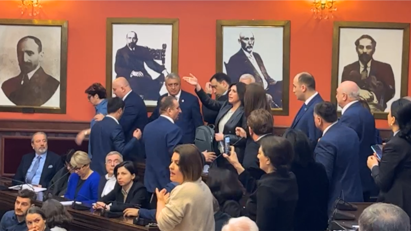 იურიდიულ საკითხთა კომიტეტის სხდომიდან ოპოზიციონერი დეპუტატების ნაწილი გააძევეს