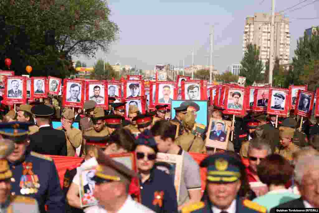 &quot;Өлбөс полк&quot; жүрүшү Бишкек шаарындагы Масалиев жана Абдрахманов көчөлөрүнүн кесилишиндеги Түштүк дарбазадан башталып, Жеңиш аянтына чейин уланды.