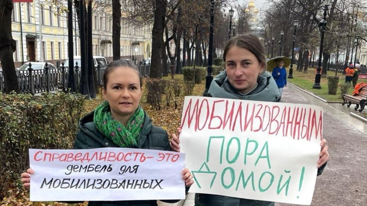 A journalist was detained at the action of wives mobilized in Moscow