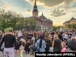 U znak sećanja na žrtve, u Subotici se okupilo nekoliko stotina osoba.