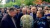 Predsednik Srpske liste Goran Rakić i potpredsednik ove stranke Igor Simić razgovaraju sa pripadnicima Kosovske policije i Kfora. Zvečan, 29. maja 2023.