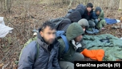 Fotografija nekih od migranata pronađenih u ilegalnom kampu, koju je objavila Granična policija, 8. decembra 2023.
