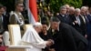 Viktor Orbán, în vârstă de 59 de ani, și Papa Francisc au opinii diferite cu privire la gestionarea migrației din Orientul Mijlociu și Africa către Europa.
