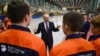 Vladimir Putin este arătat într-o fotografie furnizată de Kremlin, pe 14 martie 2023, într-o ipostază în care pare că vorbește cu muncitorii unei uzine care produce elicoptere, în Ulan-Ude, Rusia.