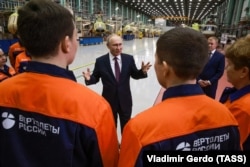 Президент РФ Владимир Путин (в центре) во время посещения Улан-Удэнского авиационного завода. Россия, Бурятия, Улан-Удэ, 14 марта 2023 года