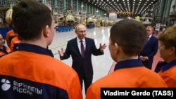 Владимир Путин по време на посещението си в авиационен завод в Бурятия във вторник.