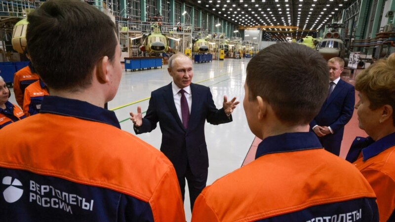 Россия: во время визита Путина на завод рабочих призвали не делать «резких движений»