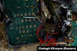 Електронски компоненти пронајдени во неексплодирана руска ракета од страна на украинската војска во октомври 2022 година