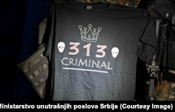 Bluza e cila, sipas njoftimit të MPB-së së Serbisë, është gjetur gjatë një operacioni policor në një nga kampet informale pranë Suboticës më 29 tetor 2023.