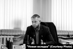 Глава Великосельского поселения Виталий Водопьянов уже привык к вниманию журналистов и общается без пресс-секретарей и помощников. Фото: Артём Пучков для НВ