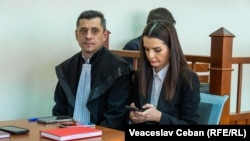Evghenia Guțul și avocatul său Vadim Banaru așteaptă începutul ședinței de judecată.