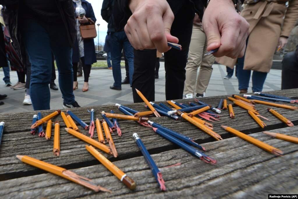 Një anëtar i Unionit të Gazetarëve thyen lapsat gjatë një proteste jashtë Parlamentit gjatë një seance për ndryshimet e diskutueshme në Kodin Penal që do ta bënte shpifjen një krim të dënueshëm me gjoba të ashpra. Banja Lukë, më 14 mars.