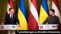 Президенты Украины и Латвии Владимир Зеленский и Эдгар Ринкевич после переговоров в Киеве, 24 ноября 2024 года