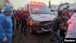 Палестинци буткаат амбулантно возило во Газа