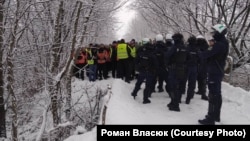 Як повідомив один із перевізників Роман Власюк, українські водії йшли, щоб поспілкуватися з польськими протестувальниками, але поліція їх зупинила