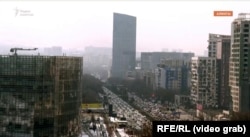 Пробка на улице после землетрясения. Алматы, 4 марта 2024 года. Скриншот кадра видео