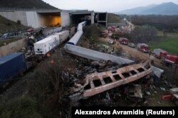 Echipe de salvare intervin după ce două trenuri s-au ciocnit în apropiere de orașul Larissa, Grecia, 1 martie 2023.