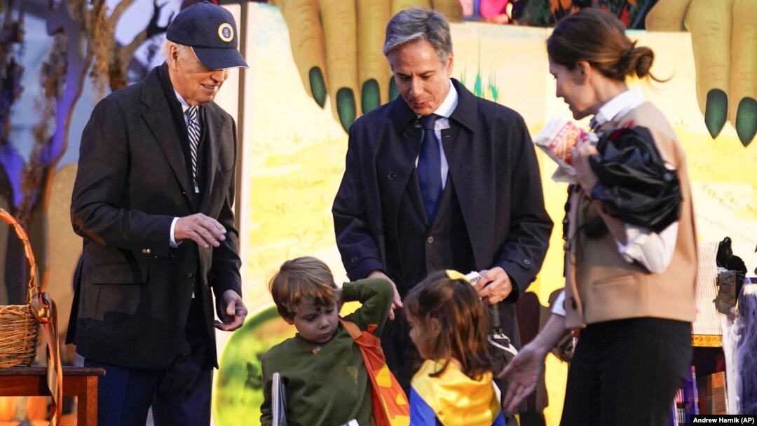 Президент США Джо Байден (л) і родина Ентоні Блінкена з дітьми, Вашингтон, 31 жовтня 2023 року