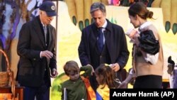 Президент США Джо Байден (л) і родина Ентоні Блінкена з дітьми, Вашингтон, 31 жовтня 2023 року