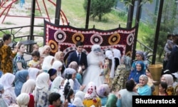 Большинство опрошенных в Таджикистане указали, что предпочтительный возраст вступления девушки в брак – 19–20 лет, парня – 24 года.